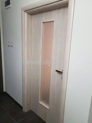 Интериорна врата МДФ с ламинат цвят сабия остъклена обла каса и первази